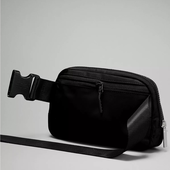 COPY - Lululemon Everywhere Belt Bag in Black - Picture 2 of 5